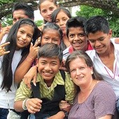 Agata Kamińska z młodzieżą w boliwijskiej parafii San Ramon