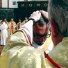  Gest nałożenia rąk – wzruszający moment przyjęcia neoprezbitera do wspólnoty kapłańskiej