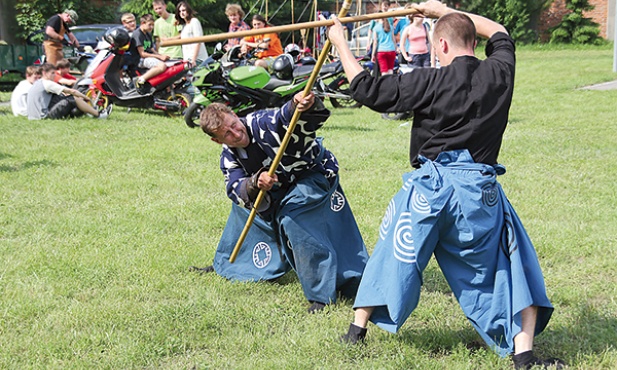 Występ członków Katany podczas pikniku zorganizowanego przez Gimnazjum nr 1