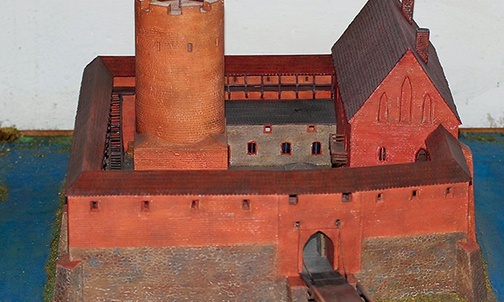  Zamek w Kożuchowie został wzniesiony na miejscu dawnego grodu, w północno-zachodniej części miasta, na przełomie XIII i XIV w., przez Piastów Śląskich 
