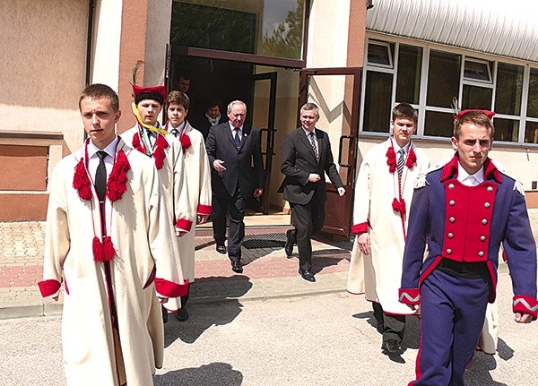  Uczniowie budowlanki powitali ministra w historycznych strojach