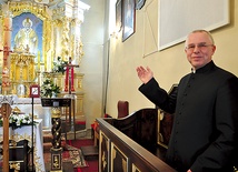  Ozdobą kościoła jest odnowiony ołtarz główny – pokazuje ks. Jacek Kupiec 