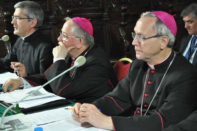 Bp Piotr Libera przewodniczył IV sesji plenarnej, w której wzięło udział ponad 200 duchownych i świeckich uczestników 43. synodu płockiego