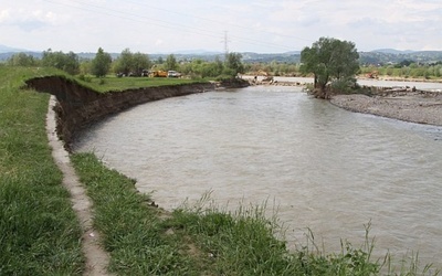 Oberwany fragment wału na Dunajcu