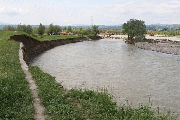 Oberwany fragment wału na Dunajcu