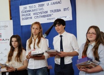 Finaliści XXII Międzygimnazjalnego Konkursu Dziennikarskiego. Od prawej: Eliza Moerke, Filip Starzomski, Weronika Kaca i Natalia Zięba