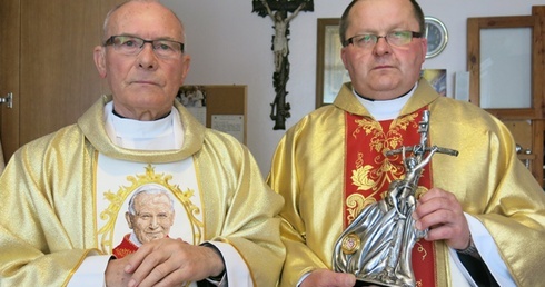 Wzór mężczyzn z różańcem w ręku