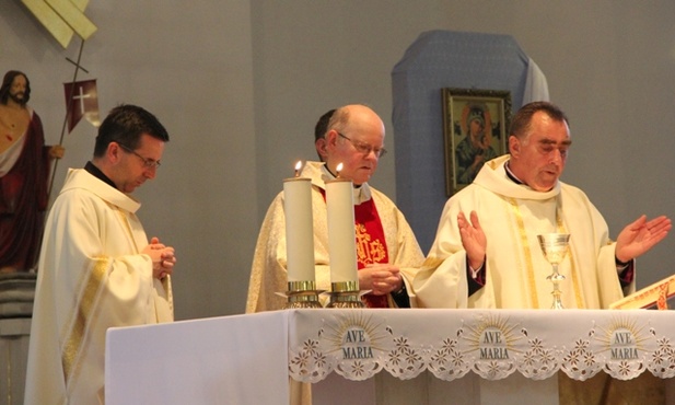 Eucharystii przewodniczył ks. Edward Poniewierski. Z lewej ks. Marcin Andrzejewski, z prawej ks. Józef Legowicz
