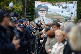 Protesty na pogrzebie generała