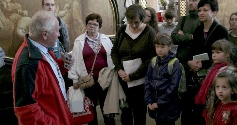 Autokarami i na rowerach