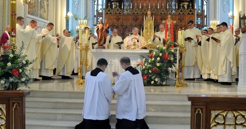 Po przyjęciu święceń kapłańskich neoprezbiterzy celebrowali swą pierwszą Mszę św. pod przewodnictwem bp. Henryka Tomasika