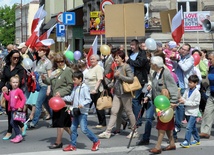 Kilka tysięcy w słońcu - na ulicach