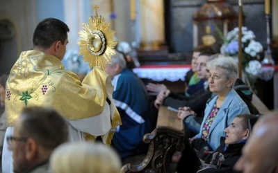 Podeszli blisko, żeby mógł ich dotknąć