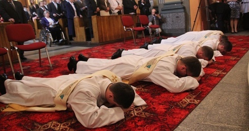 W katedrze św. Mikołaja bp Roman Pindel udzielił święceń neoprezbiteratu 5 diakonom
