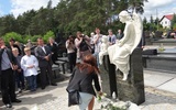 Przy pomniku dzieci utraconych złożono symboliczne białe róże