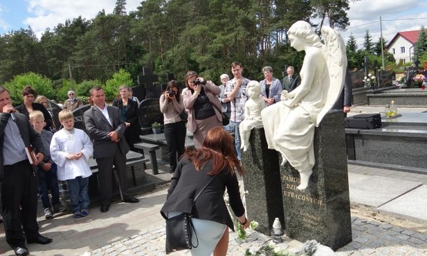 Przy pomniku dzieci utraconych złożono symboliczne białe róże