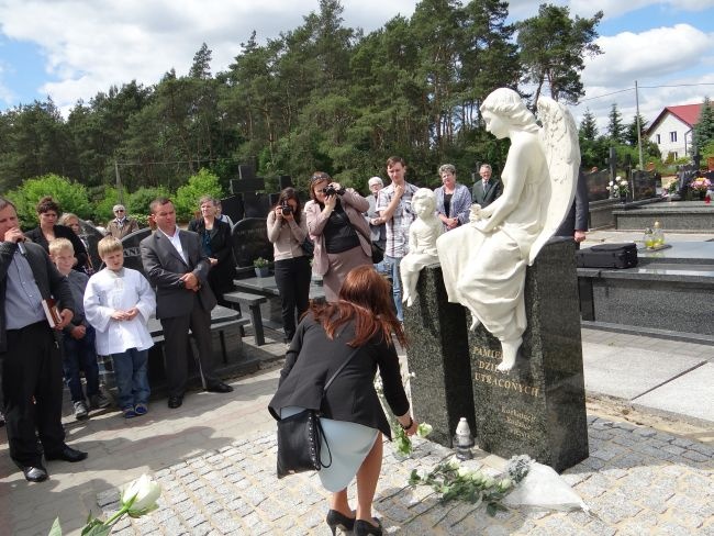 Przy pomniku dzieci utraconych złożono symboliczne białe róże