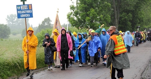 Pierwszego dnia wędrówki pielgrzymom twarzyszy deszcz