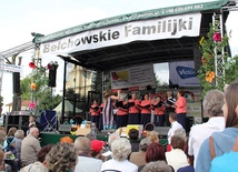 Zespół Klubu Seniora "Słoneczko" na festynowej scenie