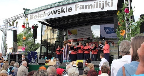 Zespół Klubu Seniora "Słoneczko" na festynowej scenie