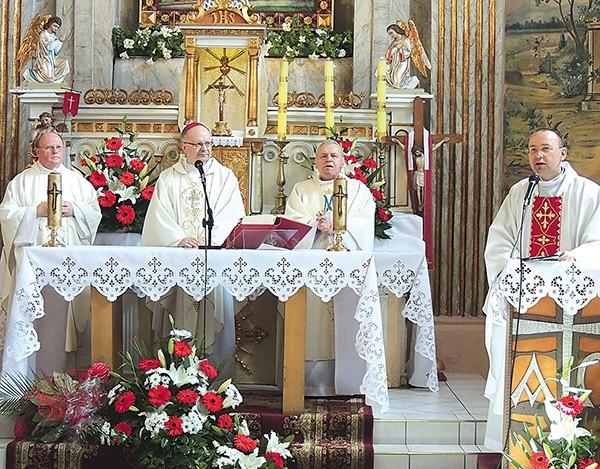  Jubileuszową Mszę św. koncelebrowali (od lewej): ks. dziekan Herman Mandok, bp Andrzej Czaja, ks. Pius Konieczny oraz ks. Mariusz Kleman