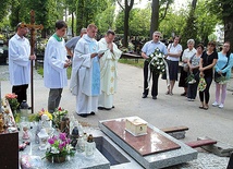 Prochy ze szczątkami umieszczono w grobie dzieci zmarłych przed narodzeniem. Po krótkiej modlitwie rodziny zapaliły znicze i złożyły kwiaty