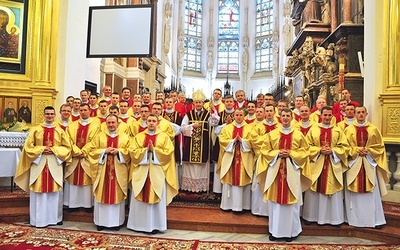 31 nowych kapłanów ze swoim biskupem Andrzejem Jeżem