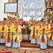 31 nowych kapłanów ze swoim biskupem Andrzejem Jeżem