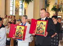  W darach ofiarnych parafianie złożyli kopie obrazu, które przez dwa lata peregrynowały po rodzinach