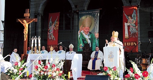  – Radość jest czymś fundamentalnym w życiu chrześcijanina. Jeżeli jej nie ma, to znaczy, że nie czujemy się kochani przez Boga ani przez Maryję – mówił abp Carballo