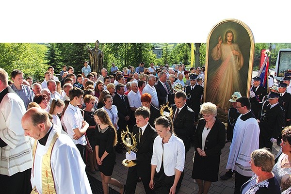   Uroczyste wniesienie obrazu i relikwii do kościoła w Lichwinie