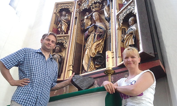 Monika i Jacek Parisowie z prezentem dla św. Barbary w gdańskiej bazylice. Podróż Wisłą zajęła im 13 dni