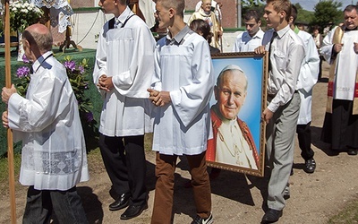Jan Paweł II patronuje nie tylko naszej kaplicy, ale całej wsi – mówią z dumą mieszkańcy wsi