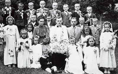  Zdjęcie dzieci pierwszokomunijnych z Niegowici. W środku ks. Karol Wojtyła