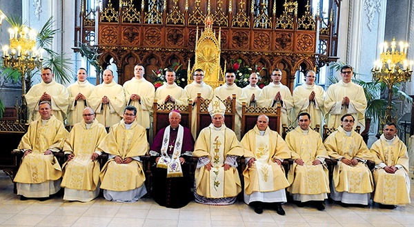  Neoprezbiterzy z biskupami i zarządem radomskiego Wyższego Seminarium Duchownego