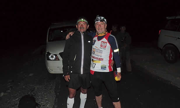 W ultramaratonach do mety dociera się czasem późną nocą