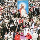  Procesja z relikwiami św. Jana Pawła II zgromadziła wielu warszawiaków i gości z różnych stron Polski