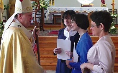 Chwila rozmowy z abp. Józefem Kupnym po uroczystej Eucharystii z obrzędem konsekracji dziewic i błogosławieństwa wdowy 