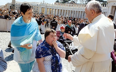 W pielgrzymce wzięło 45 osób z całej Polski, w tym 20 z naszej diecezji. Na zdjęciu: Spotkanie pani Doroty i Ani z papieżem Franciszkiem