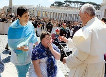 W pielgrzymce wzięło 45 osób z całej Polski, w tym 20 z naszej diecezji. Na zdjęciu: Spotkanie pani Doroty i Ani z papieżem Franciszkiem