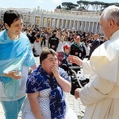 W pielgrzymce wzięło 45 osób z całej Polski, w tym 20 z naszej diecezji. Na zdjęciu: Spotkanie pani Doroty i Ani z papieżem Franciszkiem