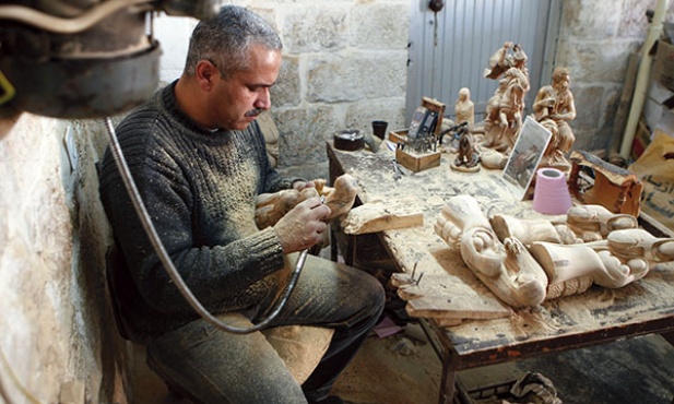 Coraz mniej osób kupuje pamiątki, z których wyrobu i sprzedaży utrzymuje się wielu chrześcijan w Ziemi Świętej