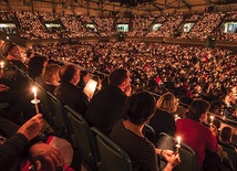 30.05.2014. Regensburg. Tysiące niemieckich katolików zgromadzonych  na wieczornej modlitwie w hali w Regensburgu w ramach Dni Katolickich
