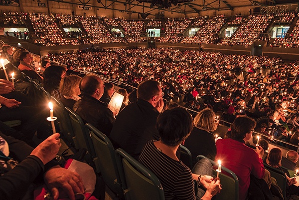 30.05.2014. Regensburg. Tysiące niemieckich katolików zgromadzonych  na wieczornej modlitwie w hali w Regensburgu w ramach Dni Katolickich