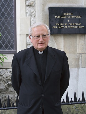 Ks. Stefan Wylężek  (ur. 1948), kapłan archidiecezji katowickiej od 1973 r., kierował Fundacją Jana Pawła II w Rzymie, od 2010 r. rektor Polskiej Misji Katolickiej w Anglii i Walii.