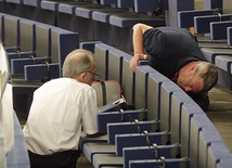 W sali plenarnej Parlamentu Europejskiego w Strasburgu (na zdjęciu) jest teraz czas na prace techniczne. Nowi europosłowie zbiorą się dopiero 1 lipca w celach organizacyjnych 