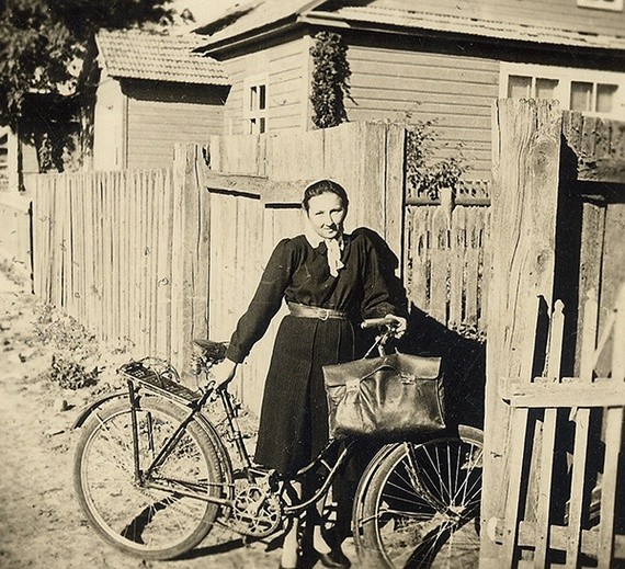 Nigdy wcześniej niepublikowane zdjęcie „Inki”. Jest rok 1944. Danuta stoi przed budynkiem szkoły w Narewce