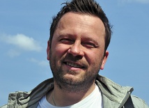 Piotr Chomicki (35 l.) – były przedsiębiorca, biznesmen,  obecnie inicjator ruchu ewangelizacyjnego  „Holy Mary Team”,  mieszka w Warszawie