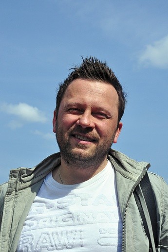 Piotr Chomicki (35 l.) – były przedsiębiorca, biznesmen,  obecnie inicjator ruchu ewangelizacyjnego  „Holy Mary Team”,  mieszka w Warszawie