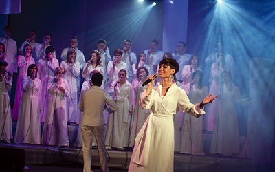 Mira Krużel i Gospel Rain na koncercie Chwały w Lublinie w 2010 roku